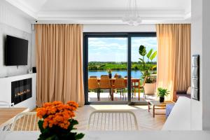 ChrostkowoにあるChojno 31i- dom wypoczynkowy przy jeziorze z jacuzziのリビングルーム(景色を望む大きな窓付)