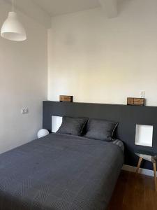 Un dormitorio con una cama grande con cabecero negro. en Studio design aux portes de Paris, en Gennevilliers