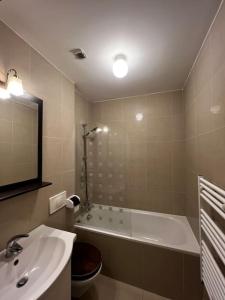 Un baño con bañera, inodoro y lavabo. en Studio design aux portes de Paris, en Gennevilliers