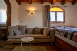 un salon avec un canapé et un lit dans l'établissement Paradise Madi, à Dahab