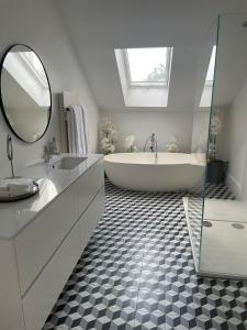 een badkamer met een bad, een wastafel en een spiegel bij Duke`s Retreat in Porto