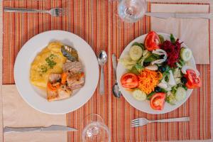 a table with two plates of food and a salad at Port Europa in Calpe
