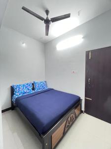 イェールカードゥにあるGreen Minion Home stayの天井ファン付きの客室のベッド1台分です。