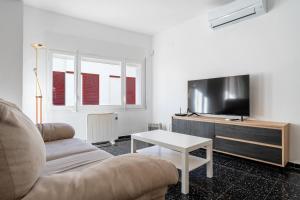 Televízia a/alebo spoločenská miestnosť v ubytovaní Hauzify I Apartament Riera