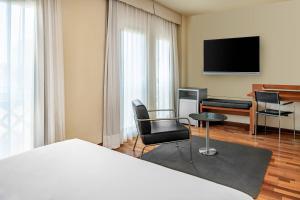TV a/nebo společenská místnost v ubytování AC Hotel La Línea by Marriott