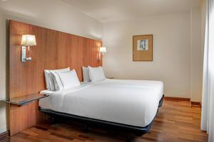 Postel nebo postele na pokoji v ubytování AC Hotel La Línea by Marriott
