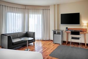 TV a/nebo společenská místnost v ubytování AC Hotel La Línea by Marriott