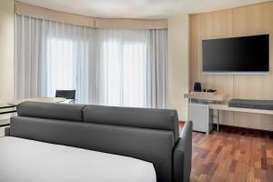 TV a/nebo společenská místnost v ubytování AC Hotel La Línea by Marriott