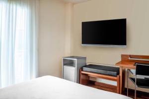 TV a/nebo společenská místnost v ubytování AC Hotel La Línea by Marriott
