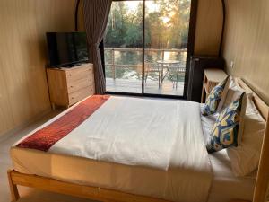 Postel nebo postele na pokoji v ubytování รตะธารา รีสอร์ท ratathara resort