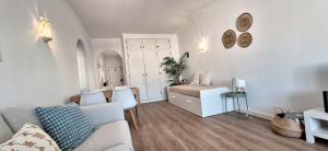 un soggiorno con divano e scrivania di Timi's House - Espaçoso apartamento a 350 m da praia e centro da cidade velha ad Albufeira