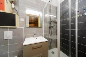 a bathroom with a sink and a shower at Ô Cocon - Station de ski à pied vue montagne in Eaux-Bonnes +6 photos