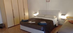 una camera da letto con un letto con due asciugamani sopra di Appartamento Levante a Bari