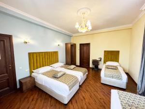 Postel nebo postele na pokoji v ubytování Phazisi Hotel