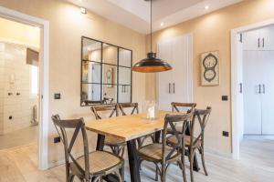 ein Esszimmer mit einem Holztisch und Stühlen in der Unterkunft Midtown Luxury Apartments by Sweett in Barcelona
