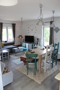 Una sala de estar con una mesa y sillas de madera. en Panorama house Goč, en Goč
