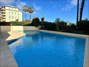 Бассейн в ESPACE 2000 - 3pièces vue mer avec piscine & parking или поблизости