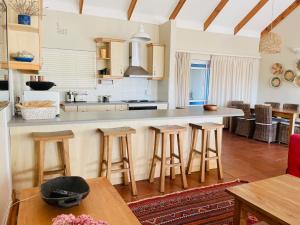 Η κουζίνα ή μικρή κουζίνα στο Coastal Family Home +7 φωτογραφίες