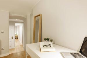 Una televisión o centro de entretenimiento en Bravissimo Apartaments Mora 4