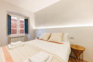 Cama o camas de una habitación en Bravissimo Apartaments Mora 4