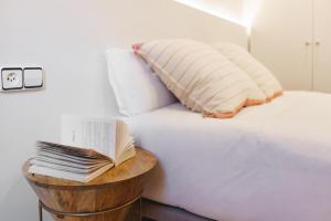 Cama o camas de una habitación en Bravissimo Apartaments Mora 4
