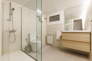 Un baño con ducha, inodoro y lavabo. en Bravissimo Apartaments Mora 4, en Girona 35 fotos más