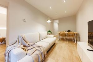 Una televisión o centro de entretenimiento en Bravissimo Apartaments Mora 4