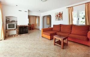 een woonkamer met een bank en een tafel bij Villa The Pond in Sant Josep