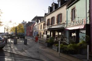 克罗宗Ti Gat- vue mer - wifi的街道上有许多建筑物的街道