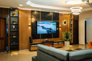 Uma TV ou centro de entretenimento em Luxurious 3-Bedroom Apartment in Heart of Lagos