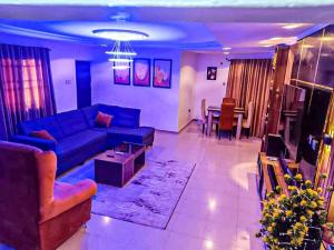 Uma TV ou centro de entretenimento em Luxurious 3-Bedroom Apartment in Heart of Lagos