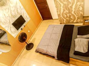 Uma TV ou centro de entretenimento em Luxurious 3-Bedroom Apartment in Heart of Lagos