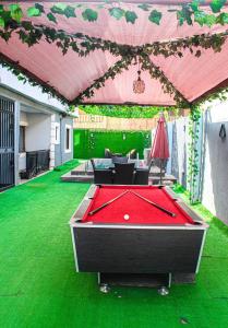 Biliár nebo kulečník v ubytování 2-3 Bed Apt with Pool Wi-fi,24hrs Power,ps4 + 15 fotografií