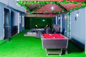 Mesa de bilhar em Luxurious 3-Bedroom Apartment in Heart of Lagos