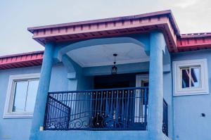 Casa azul con balcón con techo rojo en 2 Bedroom Luxury Apartment with Pool -24Hrs Power -PS4, en Lagos