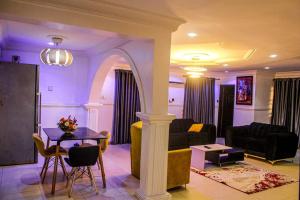 Zona de estar de 2 Bedroom Luxury Apartment with Pool -24Hrs Power -PS4