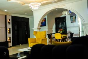 Zona de estar de 2 Bedroom Luxury Apartment with Pool -24Hrs Power -PS4