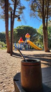 una taza sentada en una mesa frente a un parque infantil en Casa en Sauce Grande - Calvario, en Balneario Sauce Grande 20 fotos más