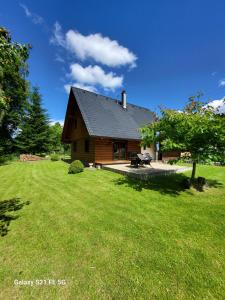 a log cabin with a large yard in front of it at Chalupa u Alunka in Police nad Metují