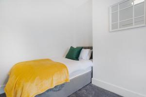 Katil atau katil-katil dalam bilik di NEW! Spacious 4BR in Sidney