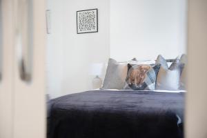 Katil atau katil-katil dalam bilik di NEW! Spacious 4BR in Sidney