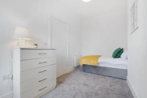 Katil atau katil-katil dalam bilik di NEW! Spacious 4BR in Sidney
