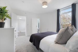 Katil atau katil-katil dalam bilik di NEW! Spacious 4BR in Sidney