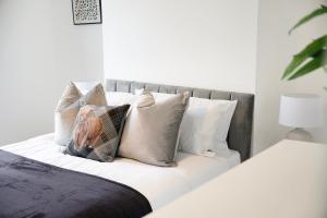 Katil atau katil-katil dalam bilik di NEW! Spacious 4BR in Sidney
