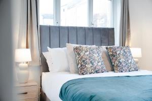 Katil atau katil-katil dalam bilik di NEW! Spacious 4BR in Sidney