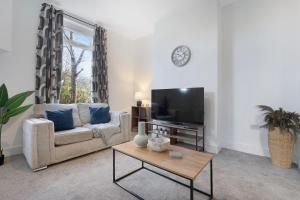 Televisyen dan/atau pusat hiburan di NEW! Spacious 4BR in Sidney
