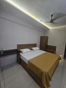 Postel nebo postele na pokoji v ubytování Regent Tourist Home