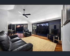 TV a/nebo společenská místnost v ubytování Billabong Inn