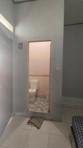 セランにあるAlmira Kost syariahの部屋の中にトイレ付きのバスルームがある