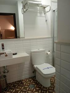 A bathroom at HOTEL BOUTIQUE ALMA ANDALUSí